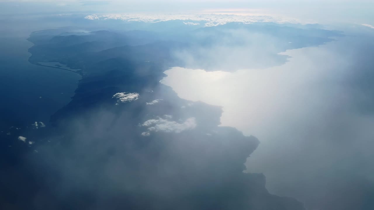 法国科西嘉岛和海岸线上空的云图视频下载