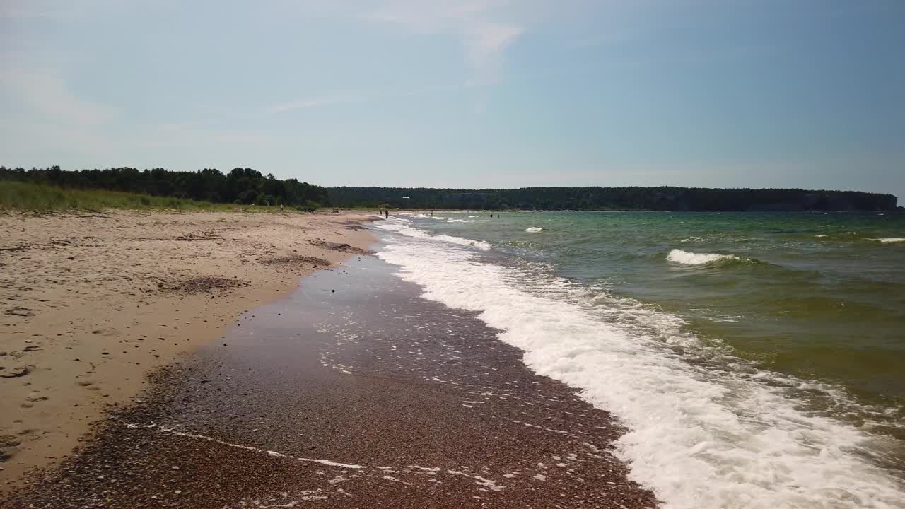 在瑞典哥特兰岛的沙滩上，海浪撞击着白色的泡沫视频素材