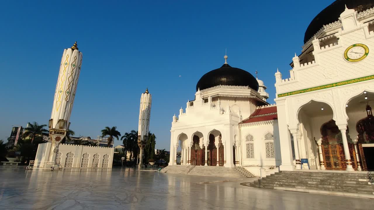 清真寺Raya Baiturrahman为穆斯林祈祷位于印度尼西亚班达亚齐。热门旅游目的地视频下载