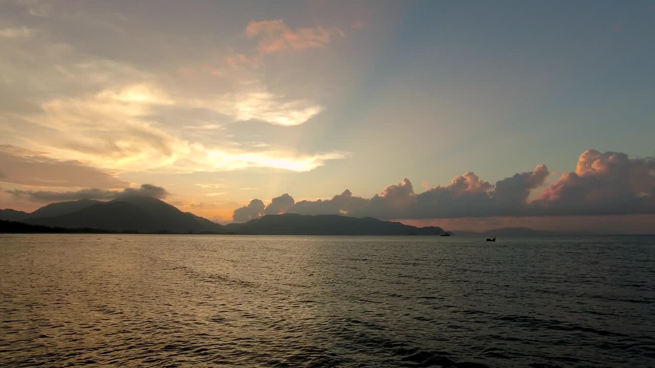 海和山的落日。视频下载