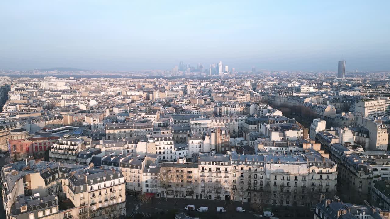 巴黎城市景观，背景是拉德芳斯摩天大楼和蒙帕纳斯大厦。空中侧面和天空复制空间视频素材