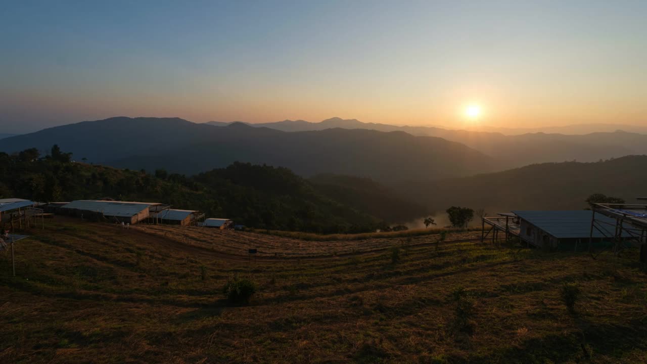 日落在乡村与山为背景的星夜，Huay Kub Kab，泰国清迈，4k延时拍摄视频素材