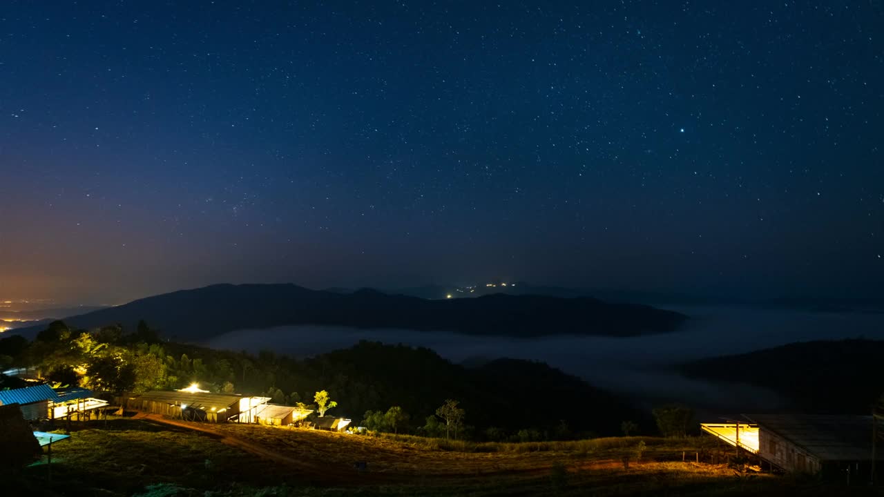 薄雾山景，Huay Kub Kab，泰国chaingmai, 4k延时，从黑夜到日出视频素材