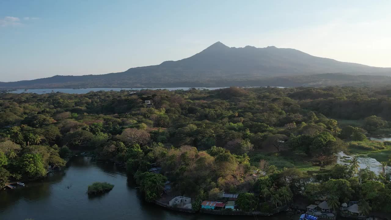 日落时分的蒙巴乔火山视频素材