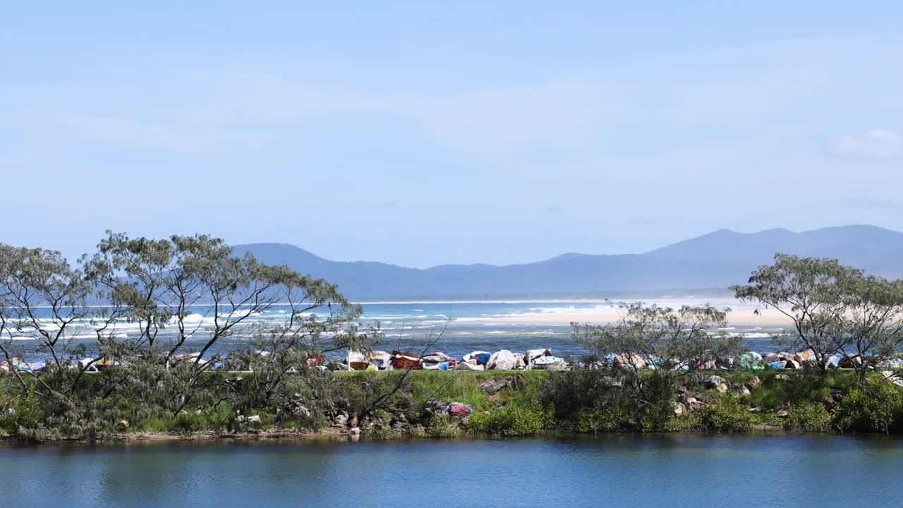 风景秀丽的湖景与远山视频素材