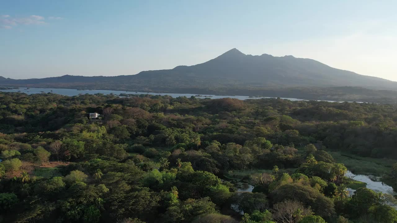 尼加拉瓜蒙巴乔火山的自然景观视频素材