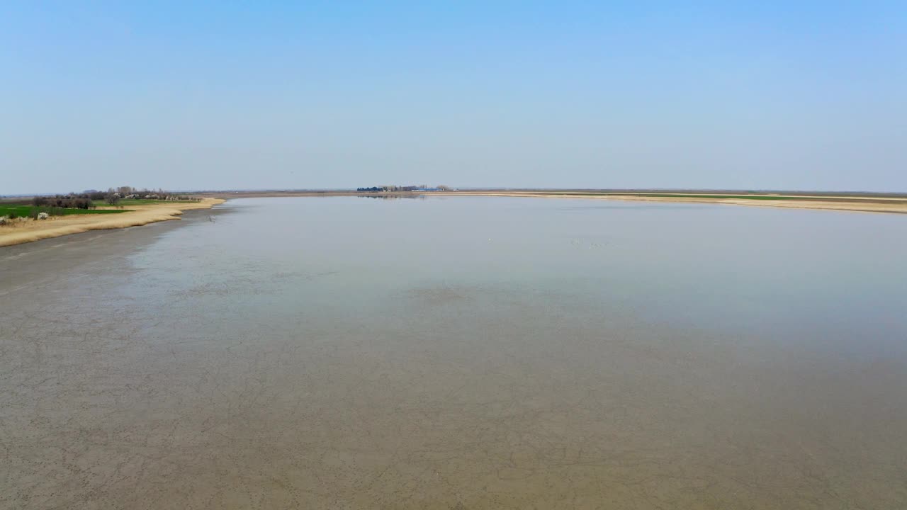 夏季，在斯拉诺科波沃自然保护区，无人驾驶飞机飞过大片干涸的湖泊视频素材