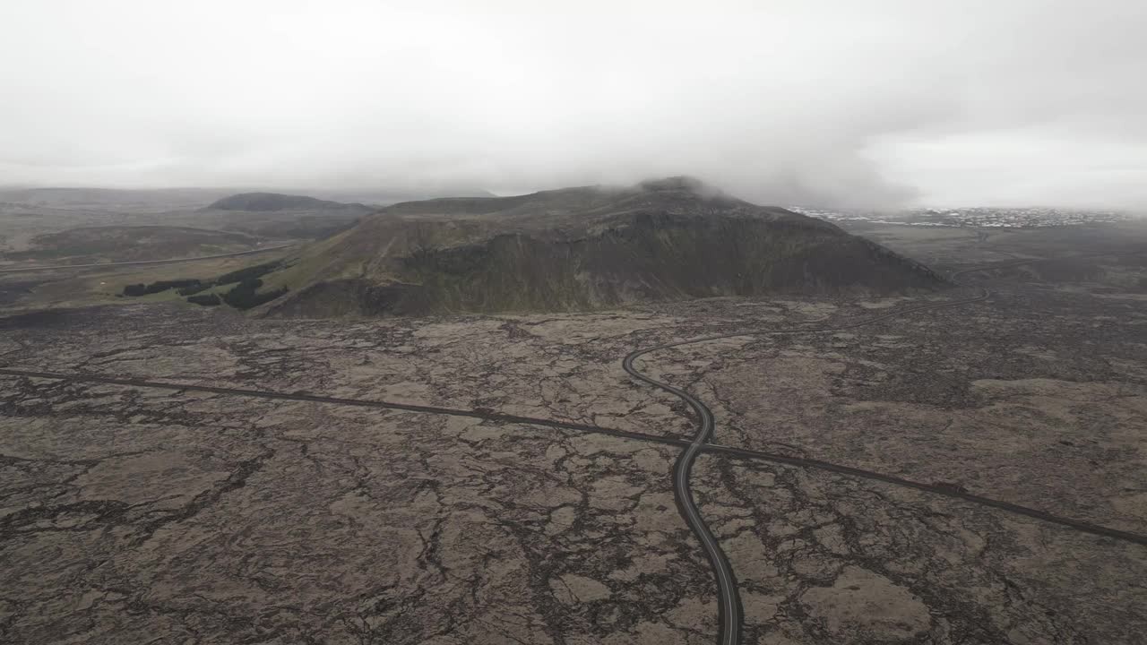 冰岛雷克雅内斯半岛的陨石坑和熔岩场的大气自然景观。空中拍摄视频素材