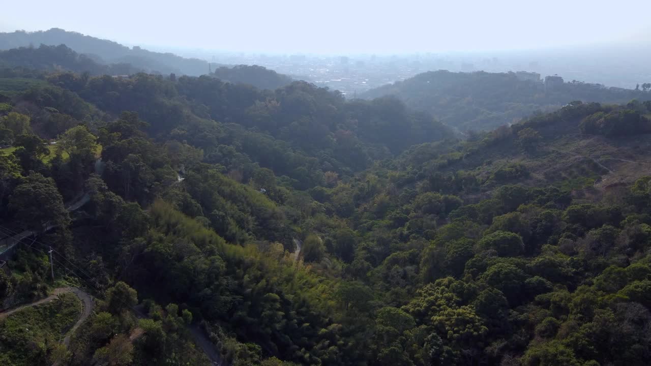 郁郁葱葱的青山配上朦胧的天空，暗示着广阔、宁静的风景，晨光初现视频素材