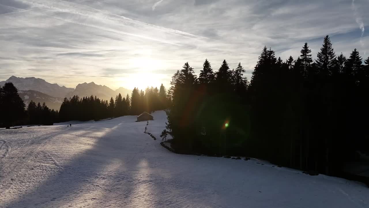 阿尔卑斯山日落镜头闪耀在阿姆登宁静的风景，瑞士-空中视频素材