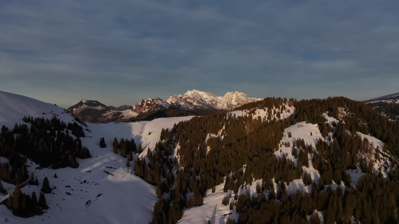 瑞士空中拍摄的傍晚阿姆登雪山上的光线视频素材