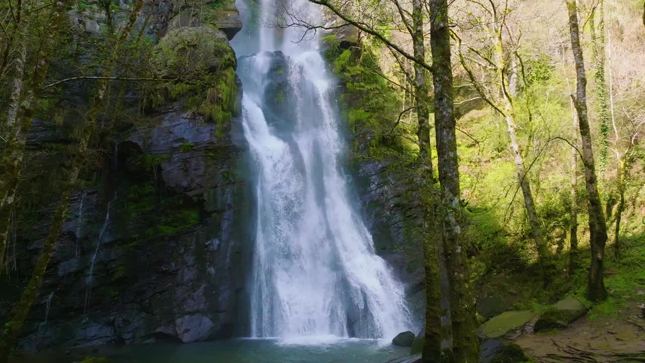 塞梅拉村在森林中瀑布视频素材