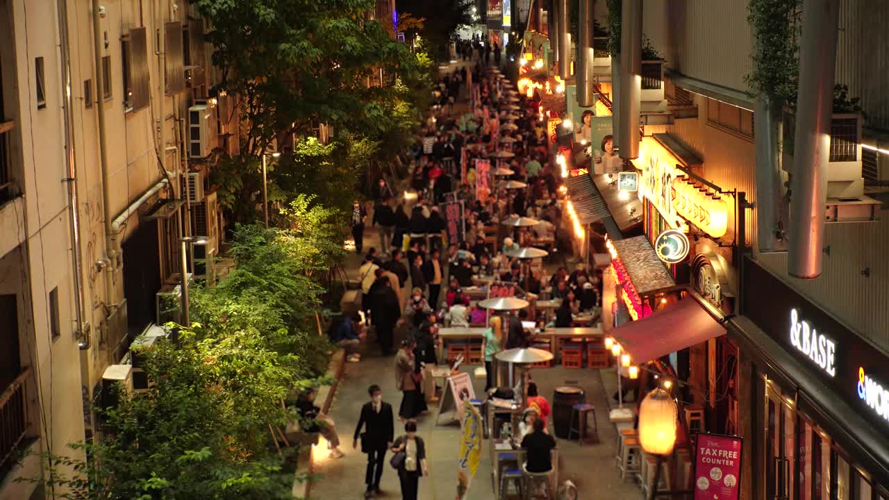 日本，东京:居酒屋街的夜景。视频素材