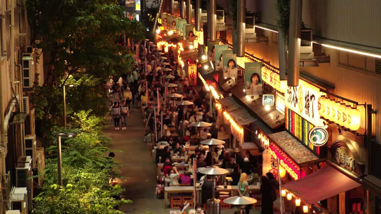 日本，东京:居酒屋街的夜景。视频素材