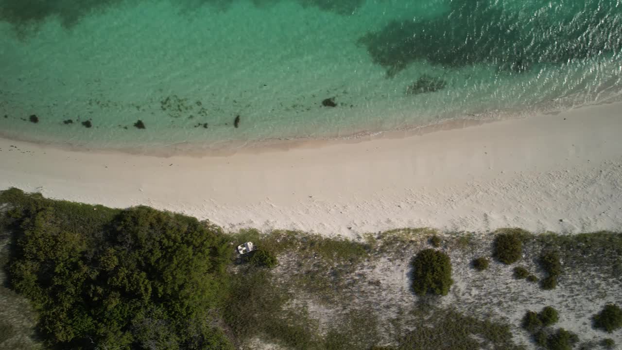 空中拍摄的正午时分，清澈的海水与洛斯罗克斯埃斯彭基海滩的白色沙滩相遇视频素材