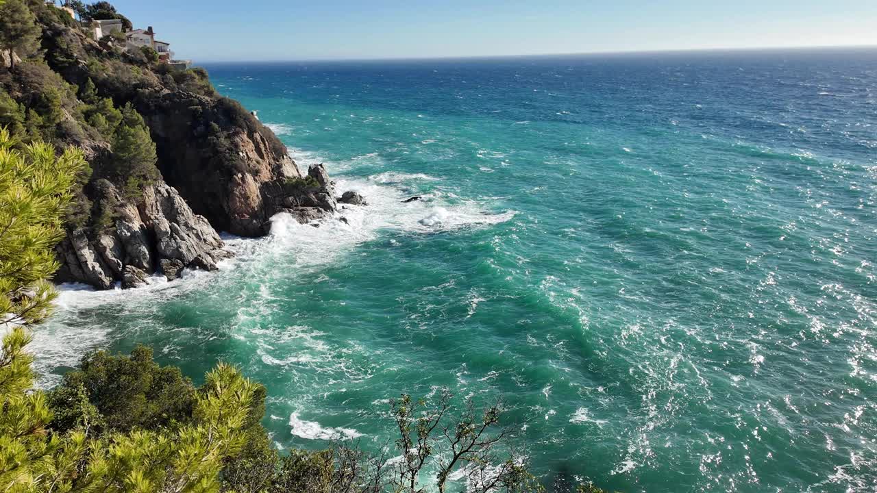 从上方俯瞰海景，背景是山和别墅，4K视频素材