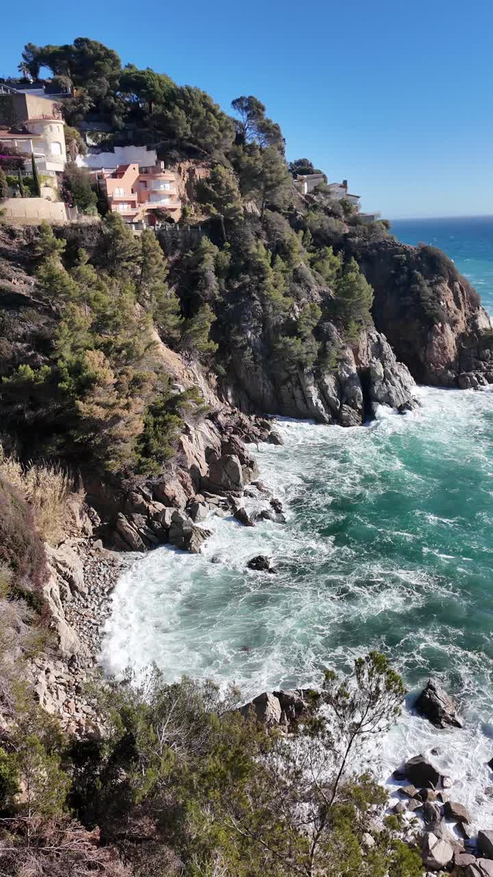 垂直海景从上面与山和别墅的背景，2K视频素材