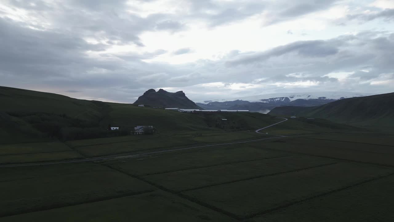 无人机沿着1号环线飞越冰岛田野，飞向遥远的维克山视频素材