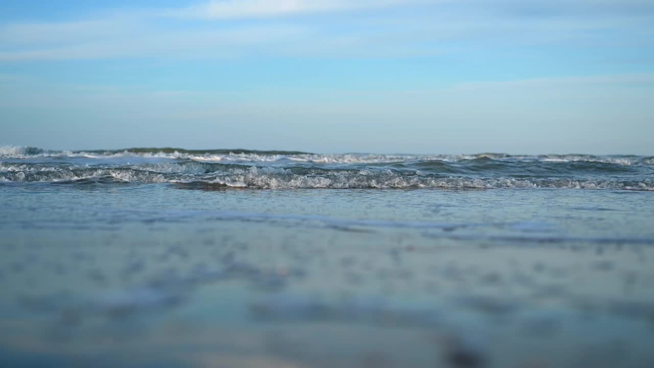 日落时分的海水特写。视频素材