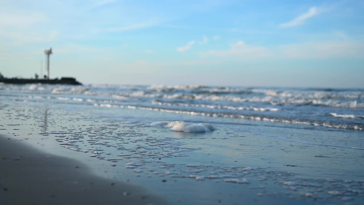 海水带着清晨的波浪。视频素材