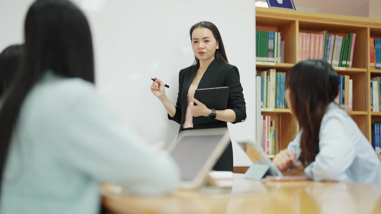 一位女士正在给一群人做报告视频素材