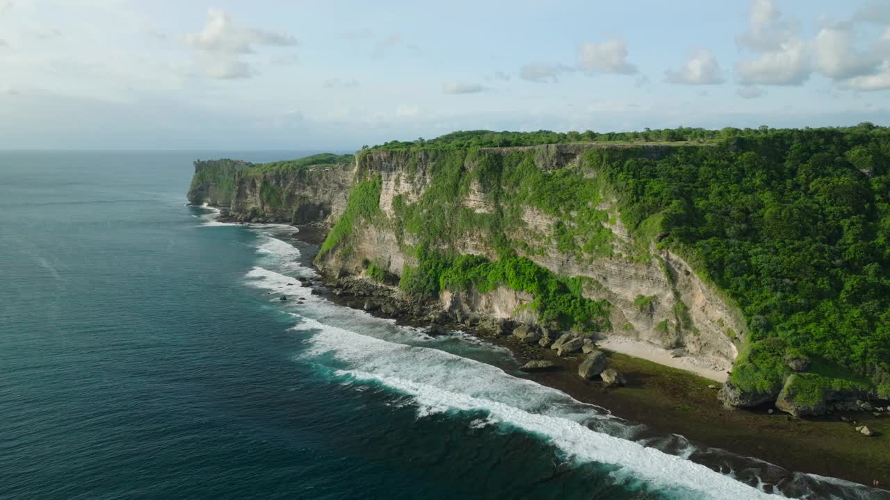 从海洋的悬崖上看，天空与自然景观中的液体地平线相遇视频素材