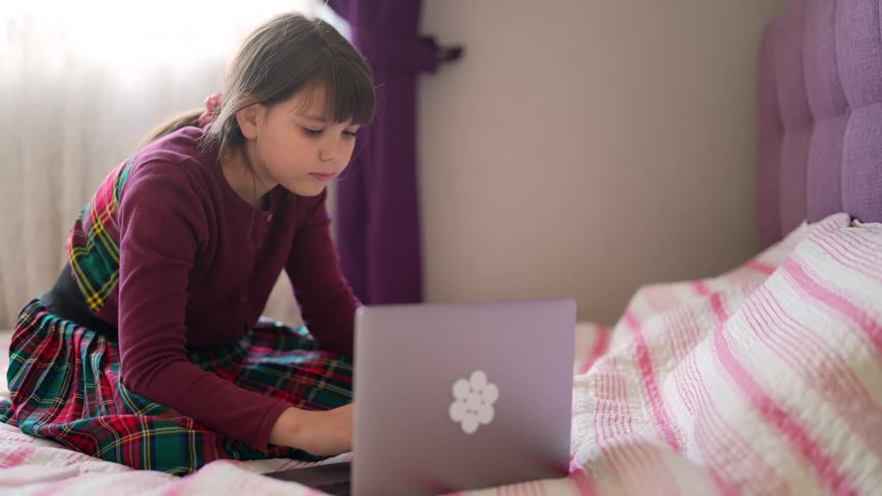 女学生在家在线学习视频素材