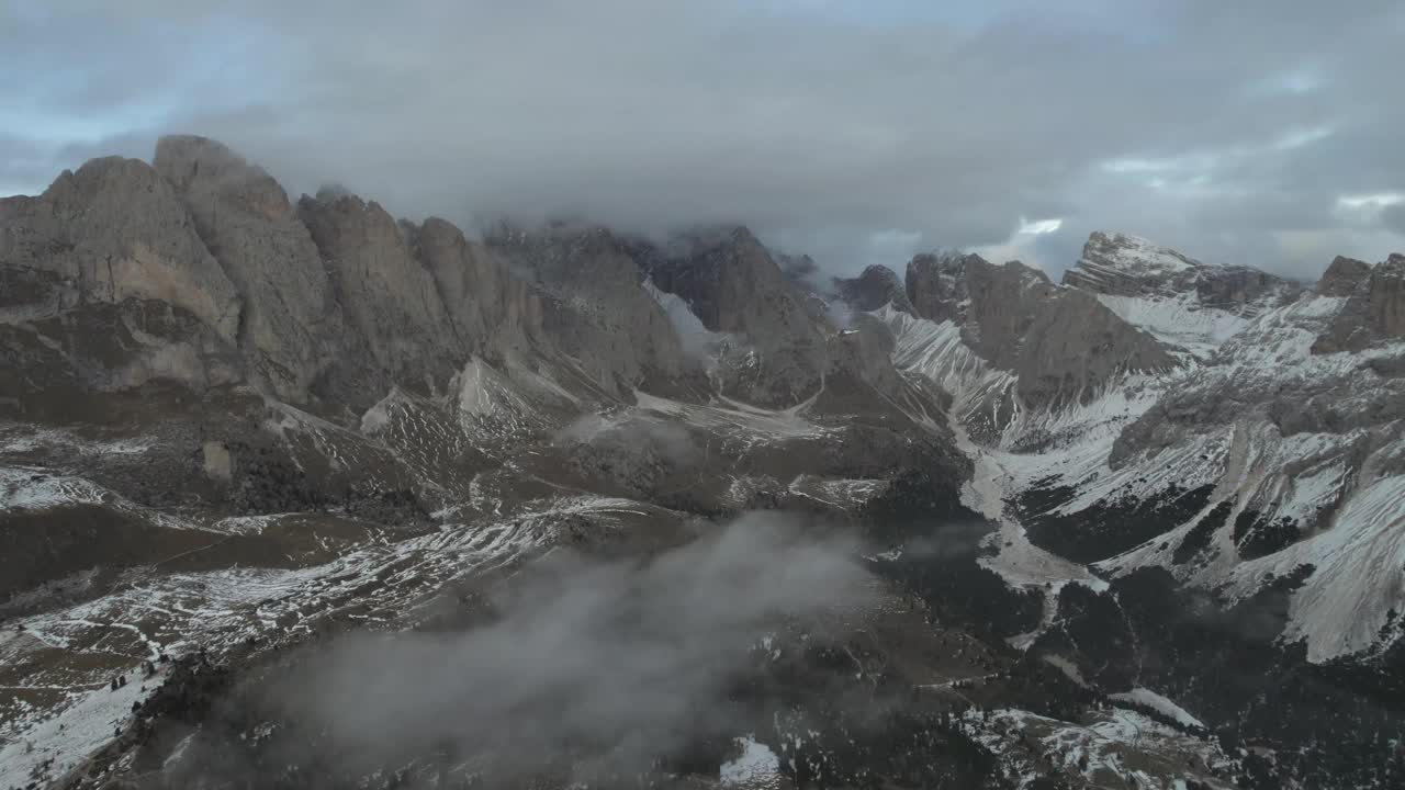 雄伟的山脉笼罩在云海中的壮丽景色。意大利Dolomits视频素材