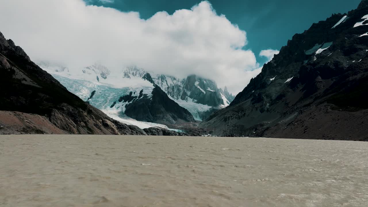 位于阿根廷巴塔哥尼亚El Chalten的Cerro Torre峰下的拉古纳托雷冰川湖泊。广角镜头视频素材