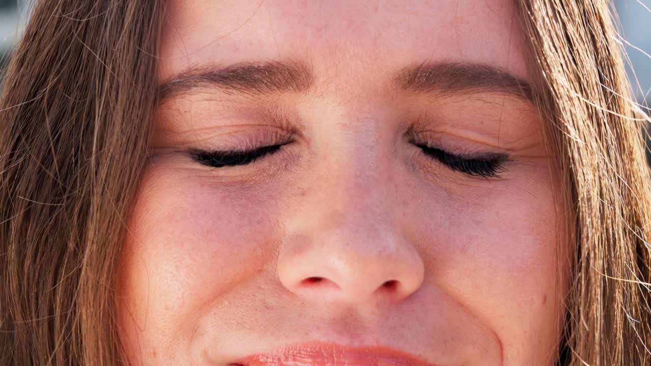 化妆，女人和眼睛的特写肖像与光学，验光或眼睛保健保健。化妆品，保健和变焦的女性人士来自澳大利亚的视力，睫毛和微刃眉毛视频素材