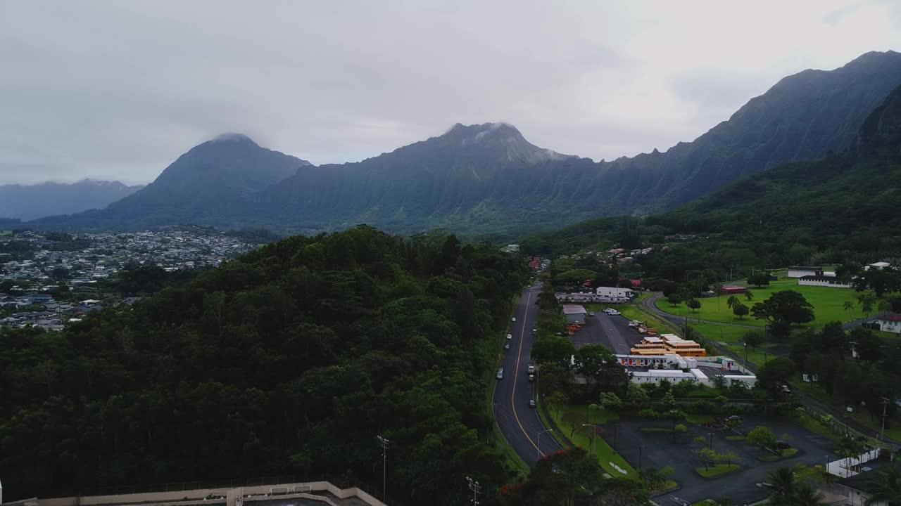 夏威夷山脉的无人机视频视频素材