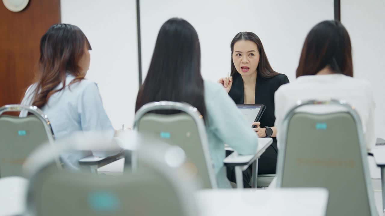 一群妇女坐在教室里视频素材