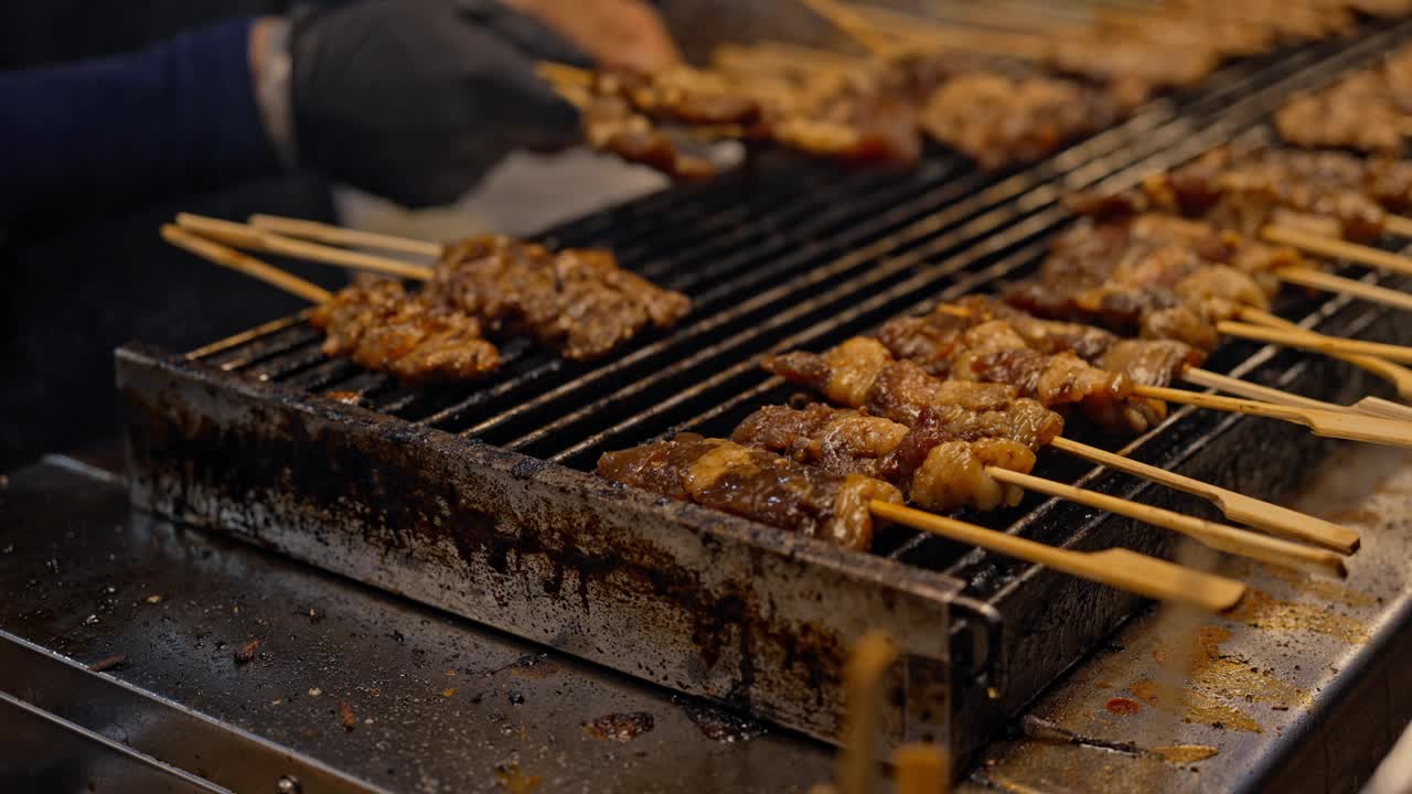 泰国街头小吃，泰式烤肉烤猪肉。视频素材