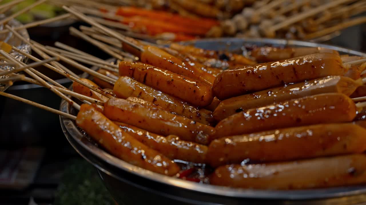 当地的亚洲街头小吃:传统的泰国烤肉香肠和肉丸夜市视频下载