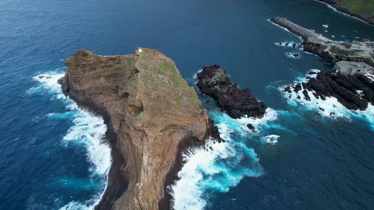 Farol do ilhsamu在大西洋海景环绕的岛屿灯塔上建立鸟瞰图视频素材