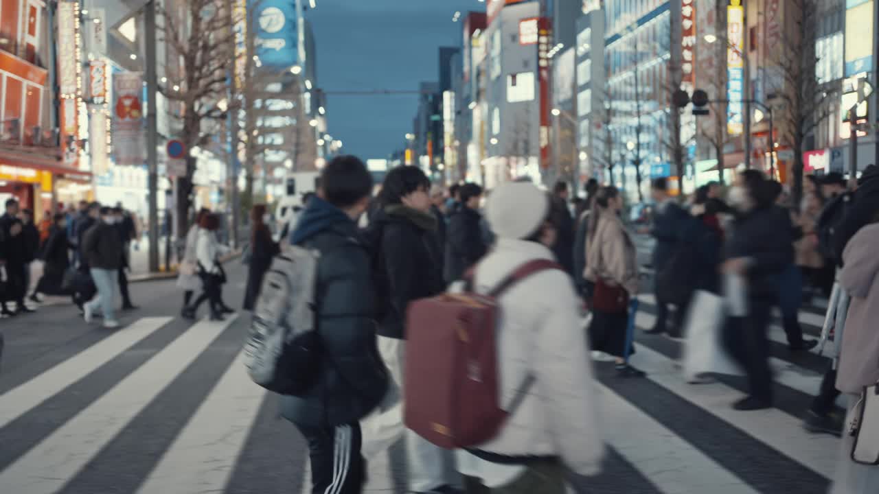 日本东京银座，行人穿过人行横道视频下载