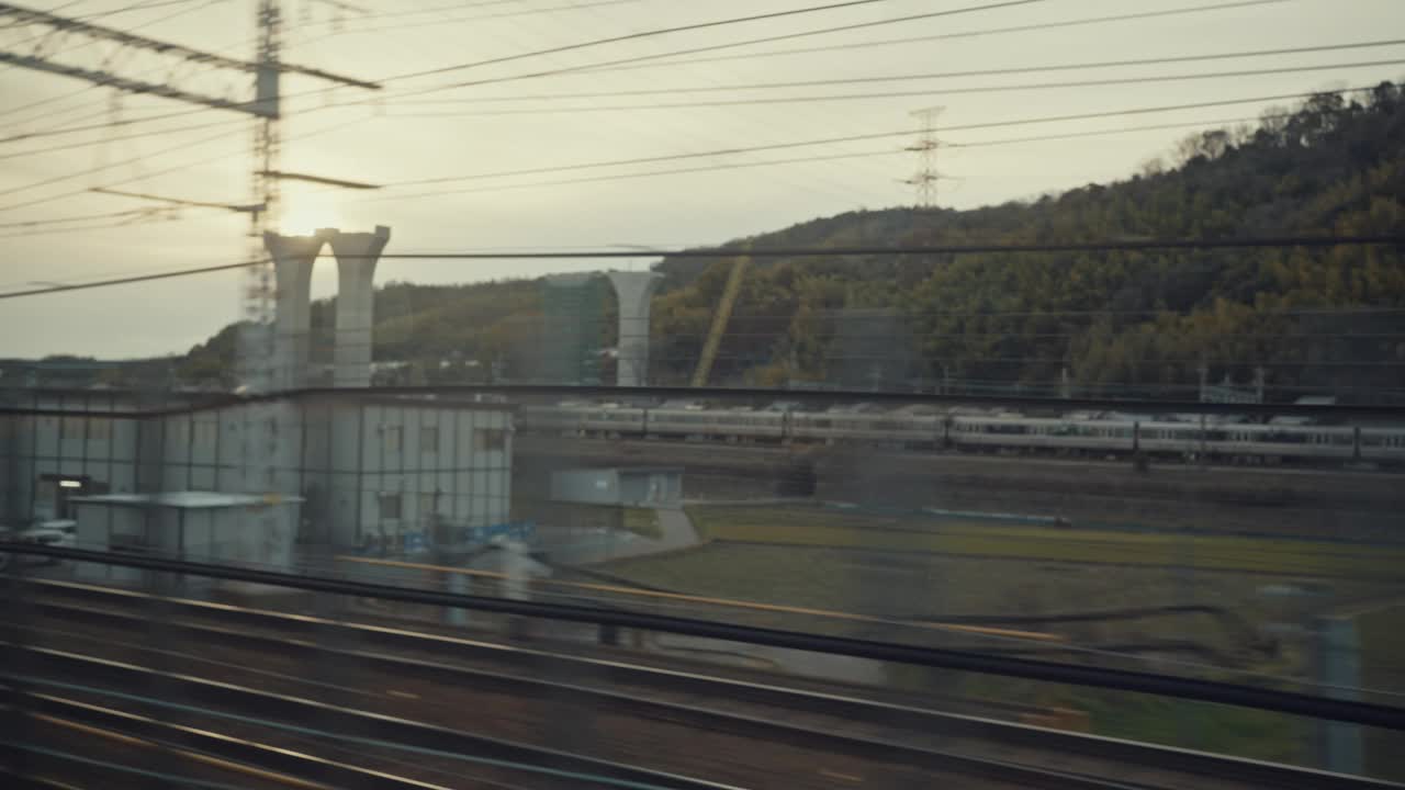 日出的城市景观从新干线，子弹头列车，到川口县，日本视频素材