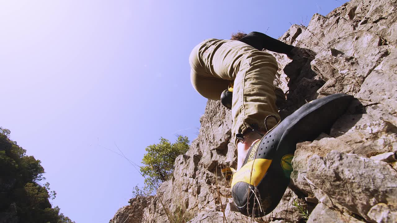 专家登山者从事具有挑战性的岩面:在高质量的6K慢动作镜头的焦点和专业知识的肖像视频素材