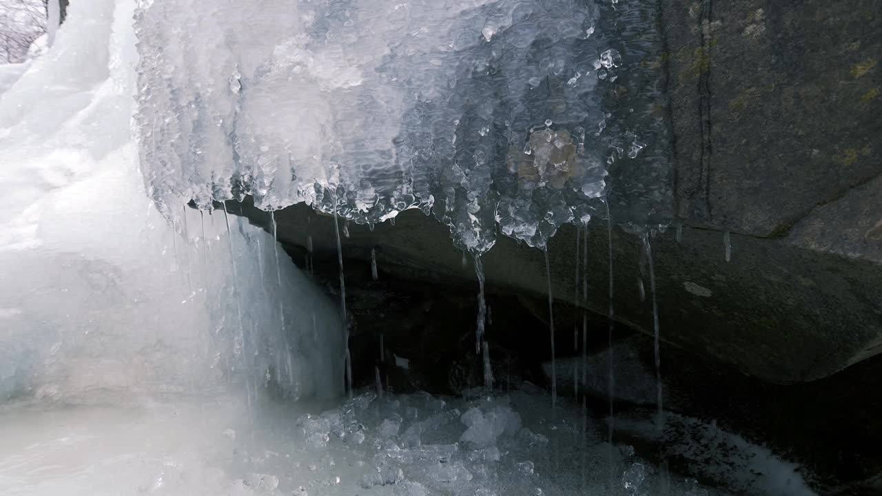 小溪附近有美丽的冰柱和雪视频素材