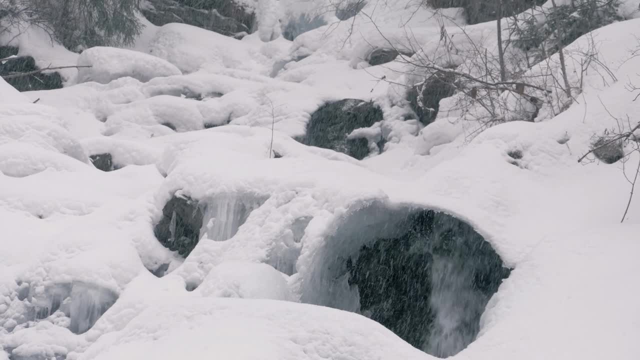 美丽的雪景在喀尔巴阡山脉的村庄在乌克兰视频素材