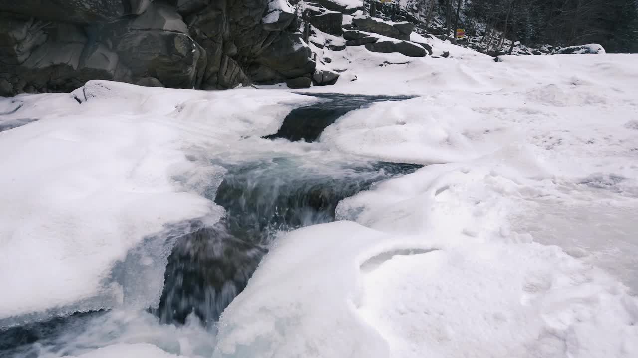 冬天流水潺潺视频素材