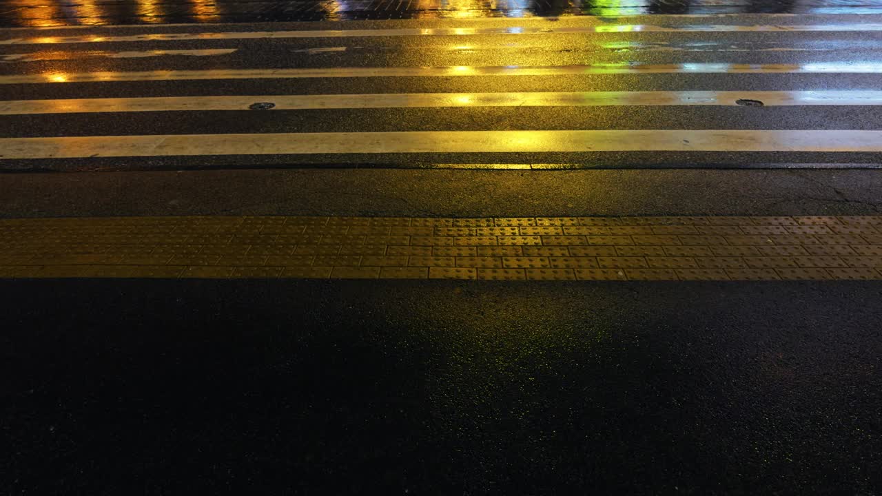 夜间行人过马路的模糊画面视频素材