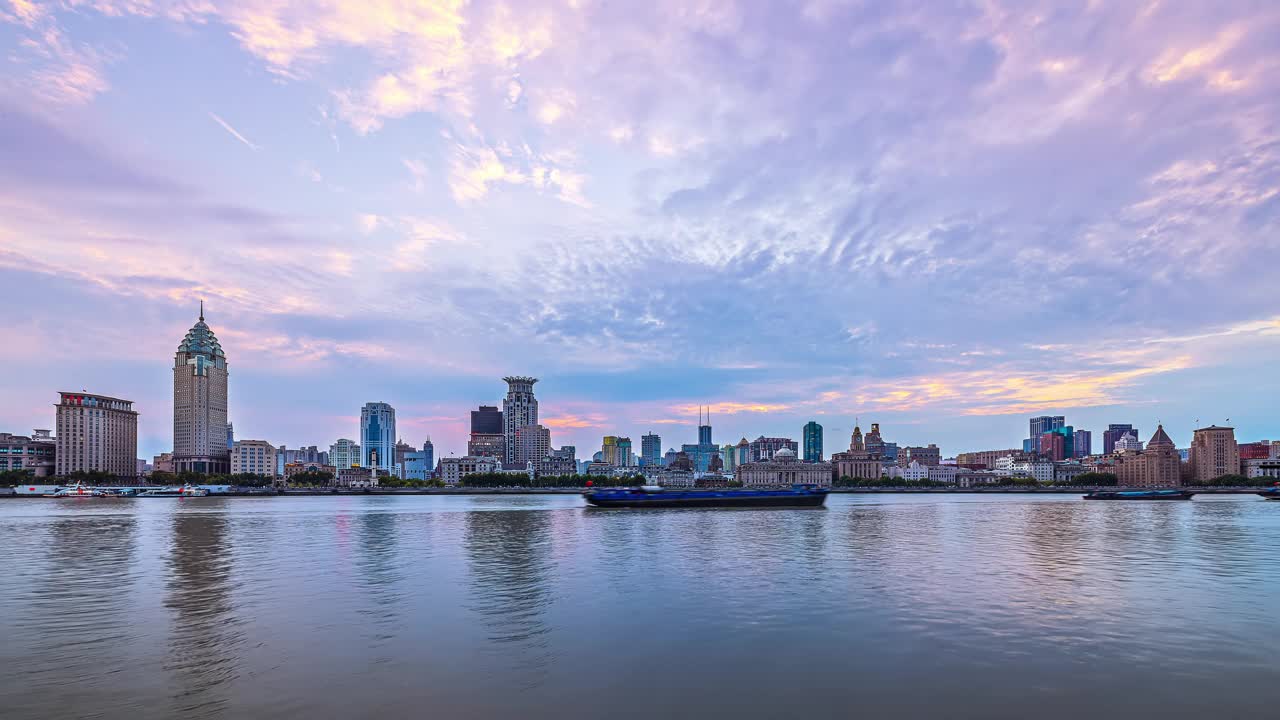 延时拍摄的上海现代城市建筑天际线景观视频素材