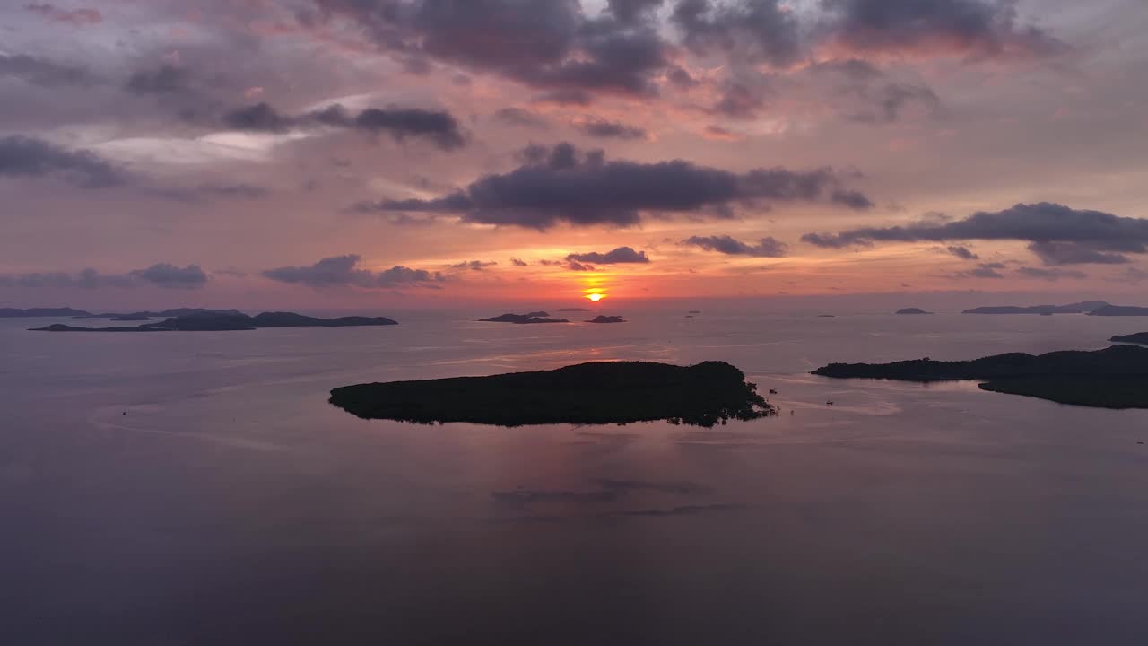 热带海面上的日出全景。日落时分，天空中闪耀着惊人的光芒视频素材