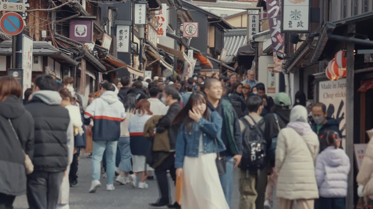 在大阪，行人拥挤着购物视频下载