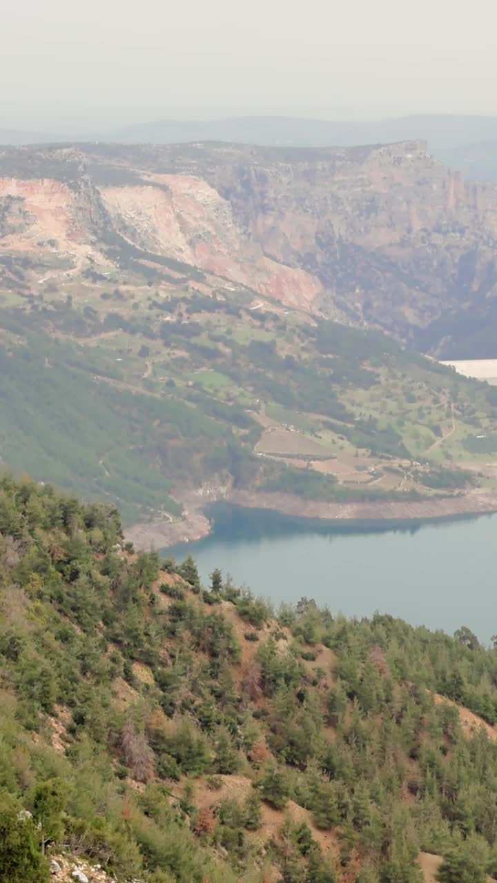 令人惊叹的全景山，湖在一个宁静的山谷。捕捉山，湖风景充满活力的细节。适合展示山景、湖景。视频素材