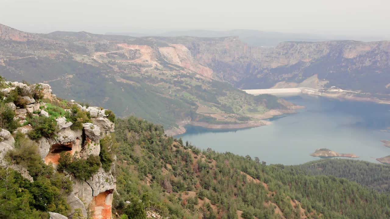 令人惊叹的全景山，湖在一个宁静的山谷。捕捉山，湖风景充满活力的细节。适合展示山景、湖景。视频素材