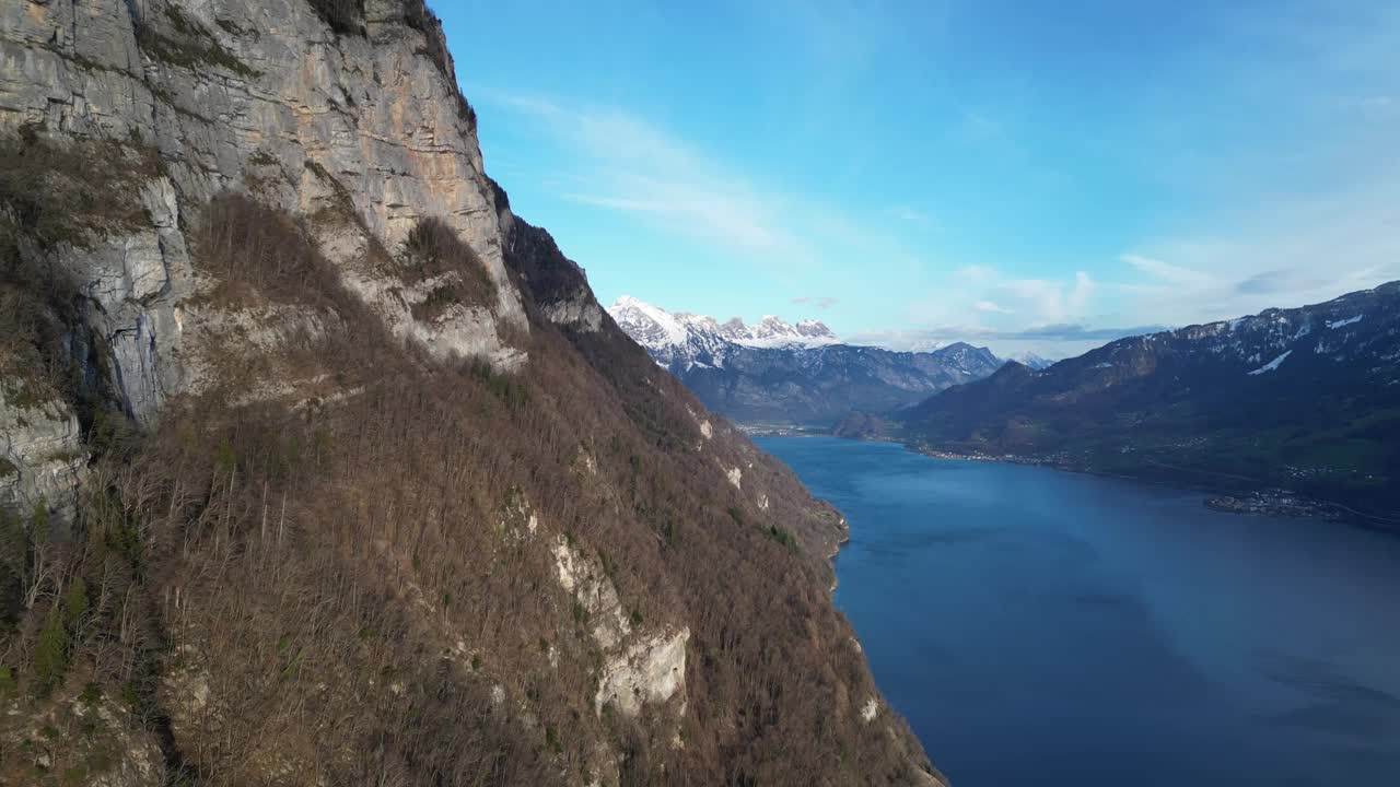 瑞士阿尔卑斯山脉景观，高山和山谷湖泊。在美丽的天气里，白雪覆盖的山峰和遥远可见的地平线。鸟瞰图视频素材