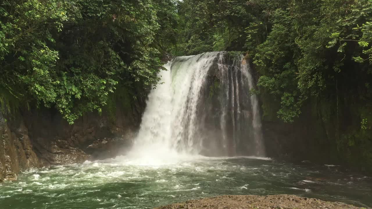 景观瀑布Cascadas Rio Hollin在厄瓜多尔，美丽的瀑布在霍林河在厄瓜多尔亚马逊山麓的安第斯山脉。有河流、瀑布和安第斯山林的景色视频下载