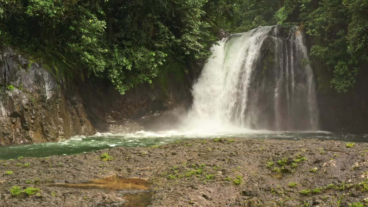 景观瀑布Cascadas Rio Hollin在厄瓜多尔，美丽的瀑布在霍林河在厄瓜多尔亚马逊山麓的安第斯山脉。有河流、瀑布和安第斯山林的景色视频下载